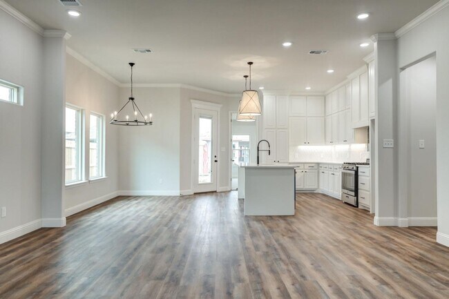 Foto del edificio - Stunning New Construction in Burgamy Park