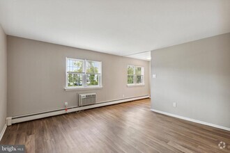 Building Photo - 350 N York Rd