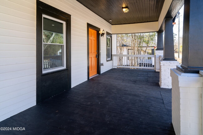 Building Photo - 3520 Log Cabin Dr