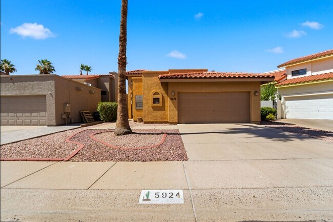 Building Photo - Move-in-ready home available furnished or unfurnished to suit your lifestyle!!