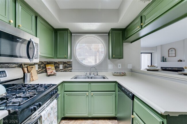 Building Photo - 930 N Sloan Ln