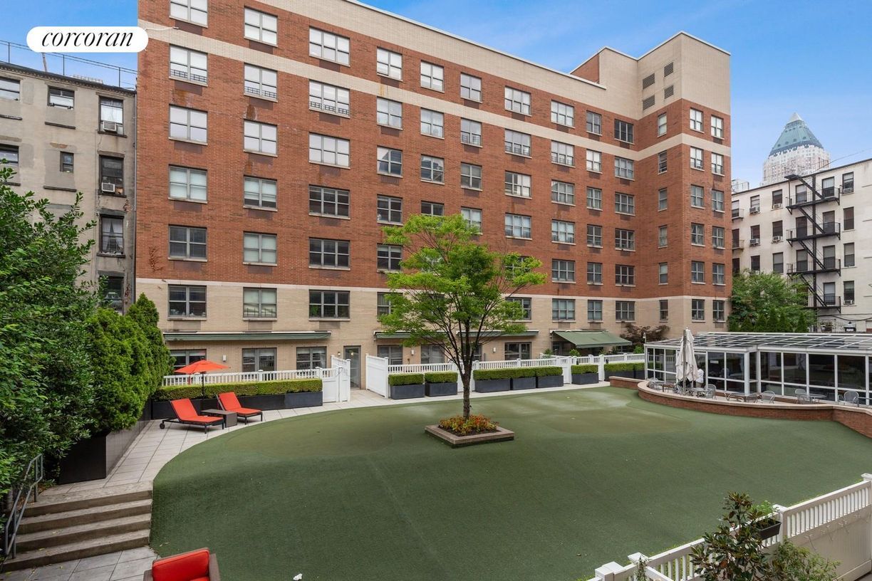 Building Photo - 516 W 47th St
