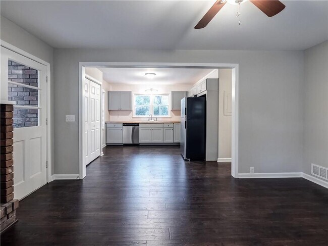 Building Photo - 4745 Hillside Dr