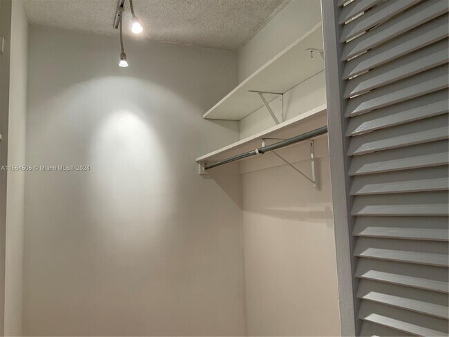 Foto del edificio - 999 Brickell Bay Dr