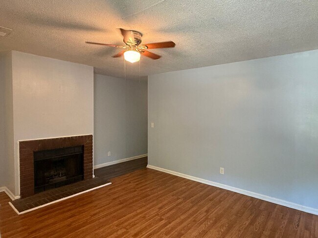 Foto del edificio - Freshly Painted 2Br 2Ba Duplex