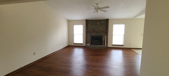 Foto del edificio - West Ashley Home- Forest Lakes Subdivision