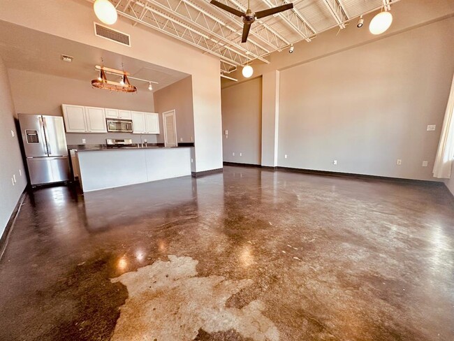 Building Photo - 2401 E 6th St