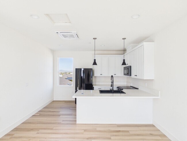 Foto del edificio - Brand-New 3 Bedroom Home + Den with Private Yard, Solar & Attached Garage at Passion Court