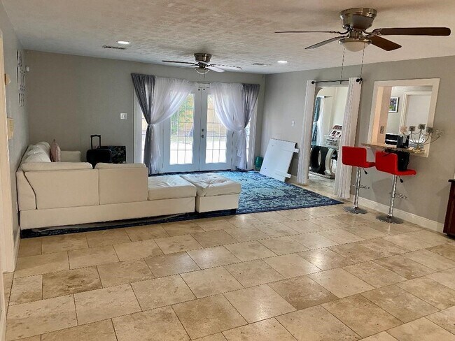 Foto del edificio - 2419 Briarlee Dr