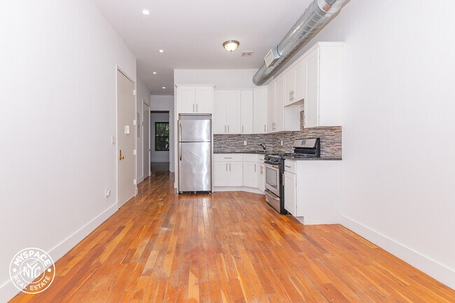 Building Photo - 530 Kosciuszko St