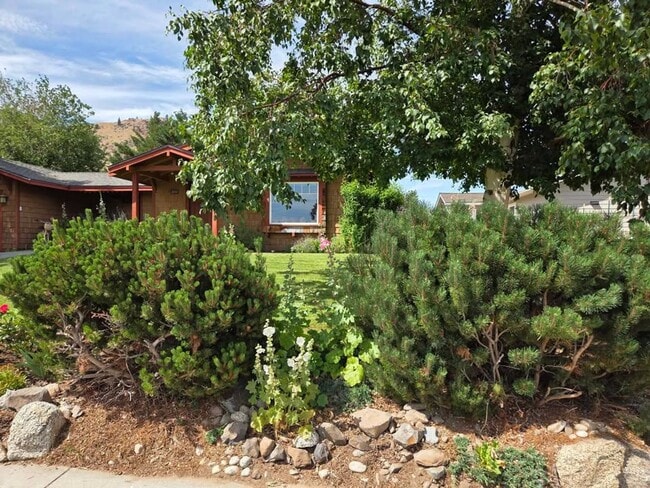 Building Photo - Adorable 2 bedroom house for rent in quiet...