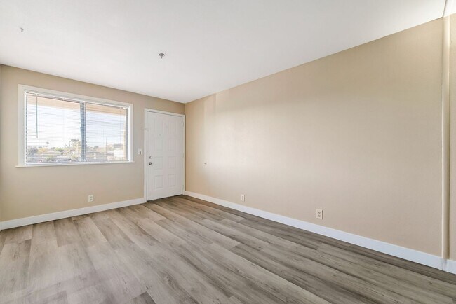 Building Photo - Modern & Inviting Second-Floor Retreat in Central Las Vegas