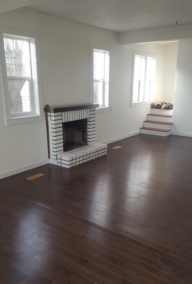 Building Photo - 3 Bed 1 Bath Unit in Olds, AB