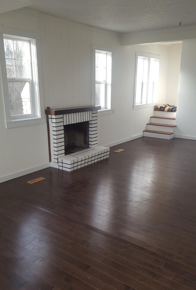 Photo du bâtiment - 3 Bed 1 Bath Unit in Olds, AB