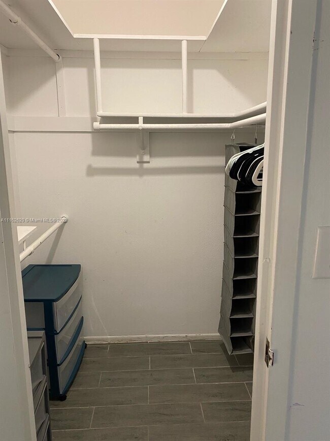 Foto del edificio - 17570 Atlantic Blvd