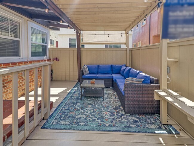 Building Photo - 218 25th Pl