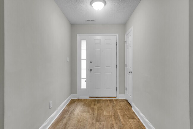 Foto del edificio - 146 Monterey Cir