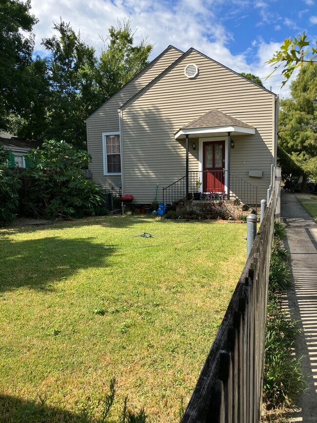 Entry from large fenced yard - 4636 S Saratoga St