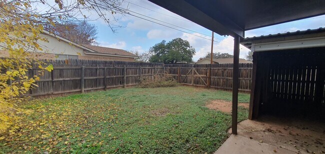 Foto del edificio - LOVELY 3 bedroom 2 bath home COMING SOON!