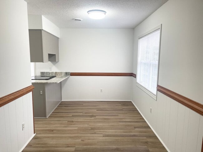 Building Photo - 209 Oakwood Ln