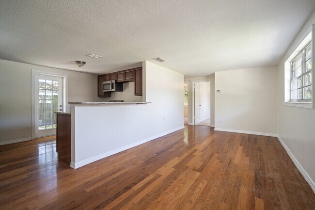 Building Photo - 3420 W Van Buren Drive