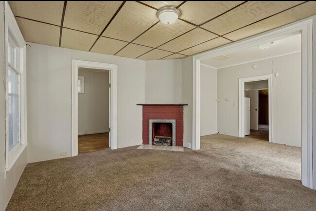 Foto del edificio - Sunny 2BR Home on South Bond with Sunroom + Extra Storage!