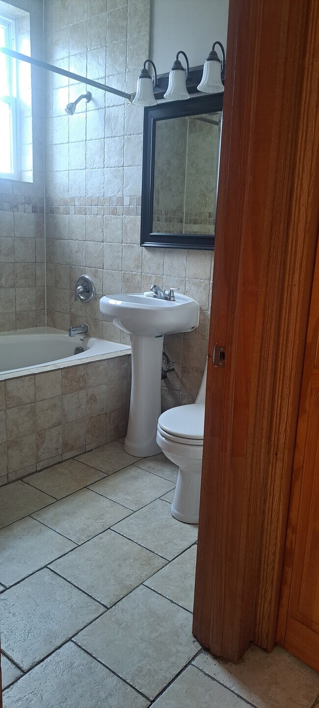 Foto del edificio - 5715 W Irving Park Rd