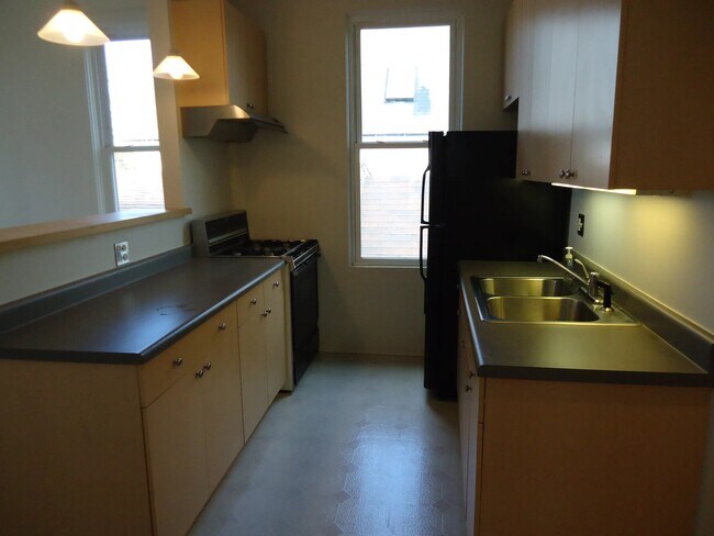 Foto del edificio - 2545 W Homer St