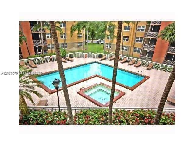 Foto del edificio - 8245 Lake Dr