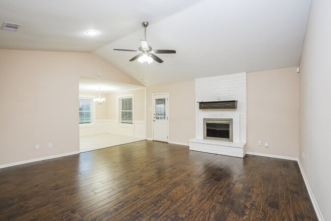 Building Photo - 152 Bastrop St