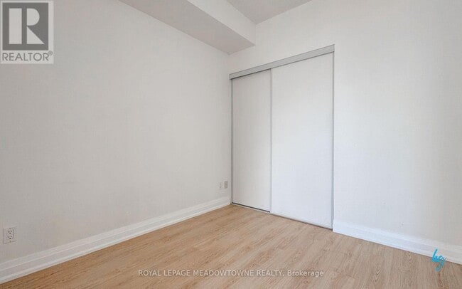 Photo du bâtiment - 103 The Queensway