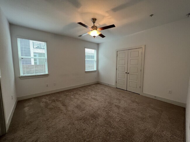Building Photo - 4 Bedroom House in the Popular Riverside C...