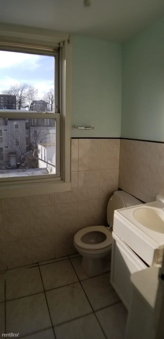 Building Photo - 1 br, 1 bath  - 142 Wakeman Ave