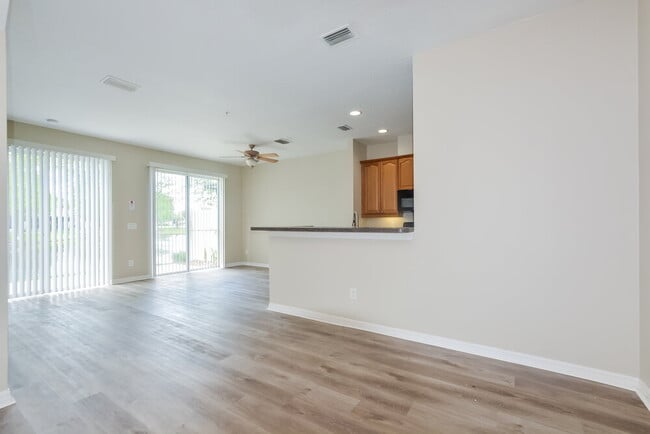 Building Photo - 567 Pinebranch Cir