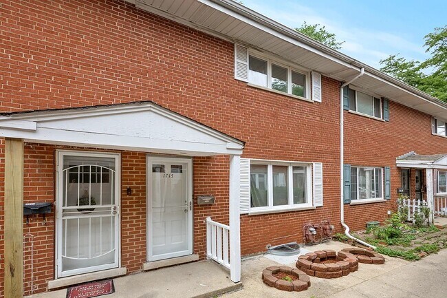 Building Photo - 1715 W Thome Ave