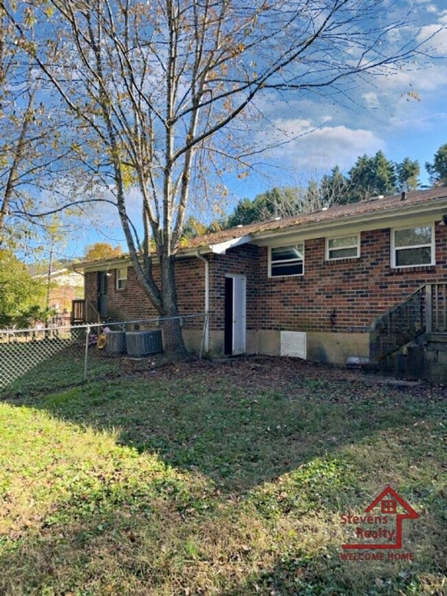 Building Photo - 1231 Helena Dr