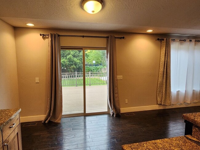 Building Photo - Remodeled 5 Bd Home in Midvale