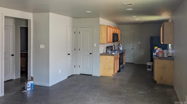 Building Photo - 905 N Main St