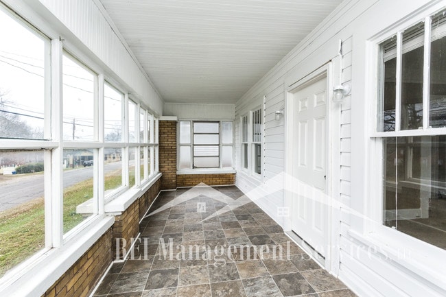 Building Photo - 606 8th St