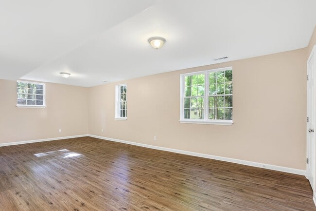 Building Photo - 492 Summit Ridge Dr