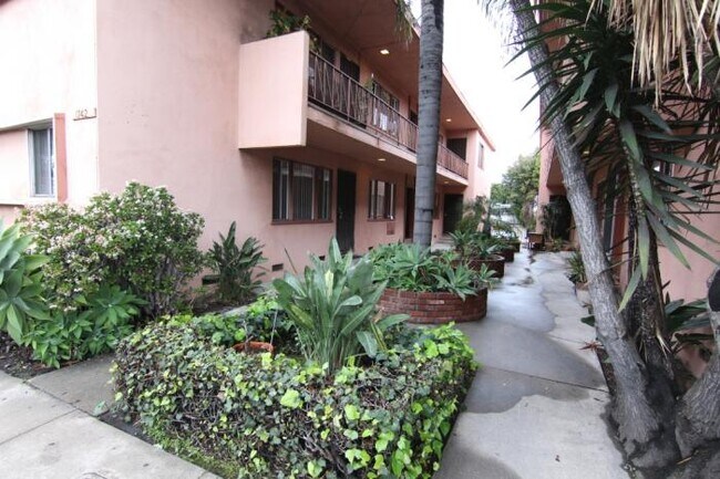 Building Photo - 1 bedroom in Los Angeles CA 90035