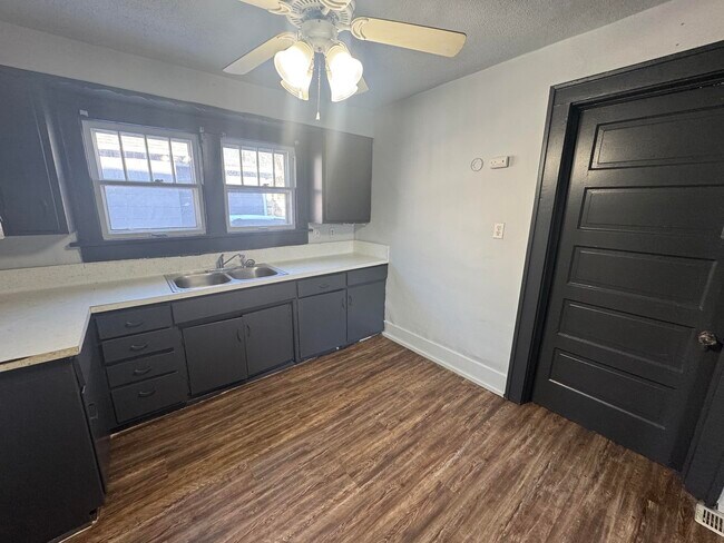 Building Photo - 1507 Main-E