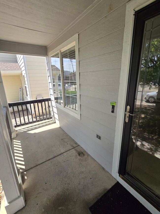 Foto del edificio - Spacious and Bright 4 Bedroom Home with Garage and Basement Now Available!