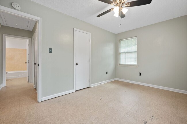 Building Photo - Cozy 2BR/1BA unit with fully fenced back yard