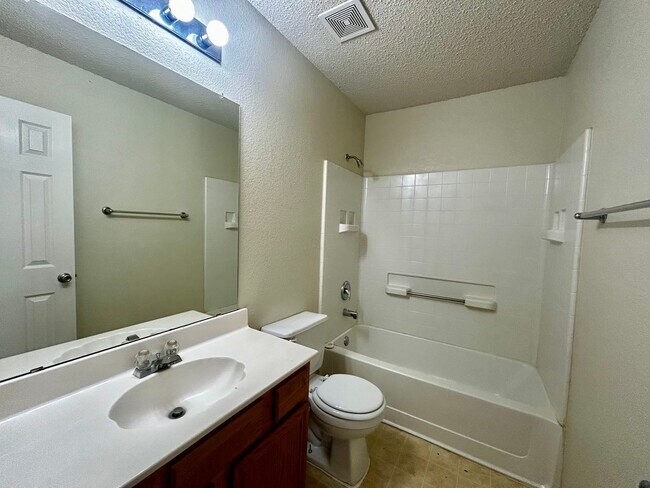 Building Photo - Bright & Open Saginaw Home