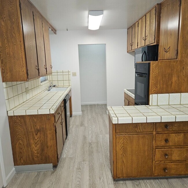 Building Photo - Charming 3 Bedroom, 2 Bath Home w/Large Ba...