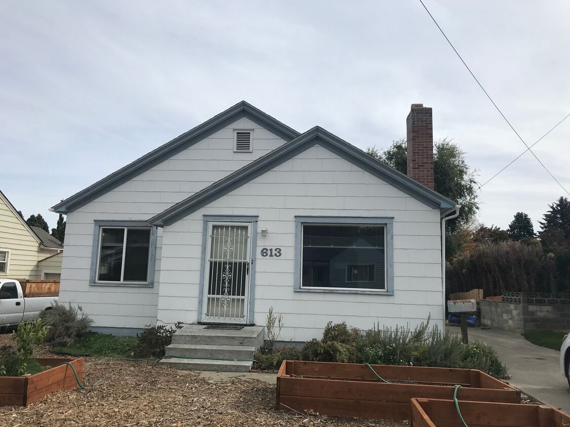 Primary Photo - BEAUTIFUL 3 bedroom home with basement! Ce...
