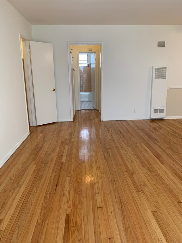 Primary Photo - 1122 S Holt Ave