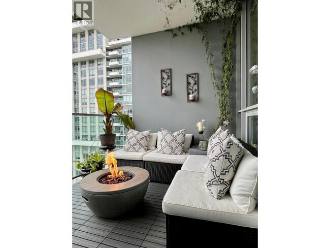 Photo du bâtiment - 1675 Lions Gate Ln