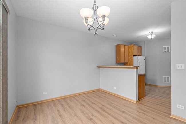 Building Photo - 484 Majestic Ln